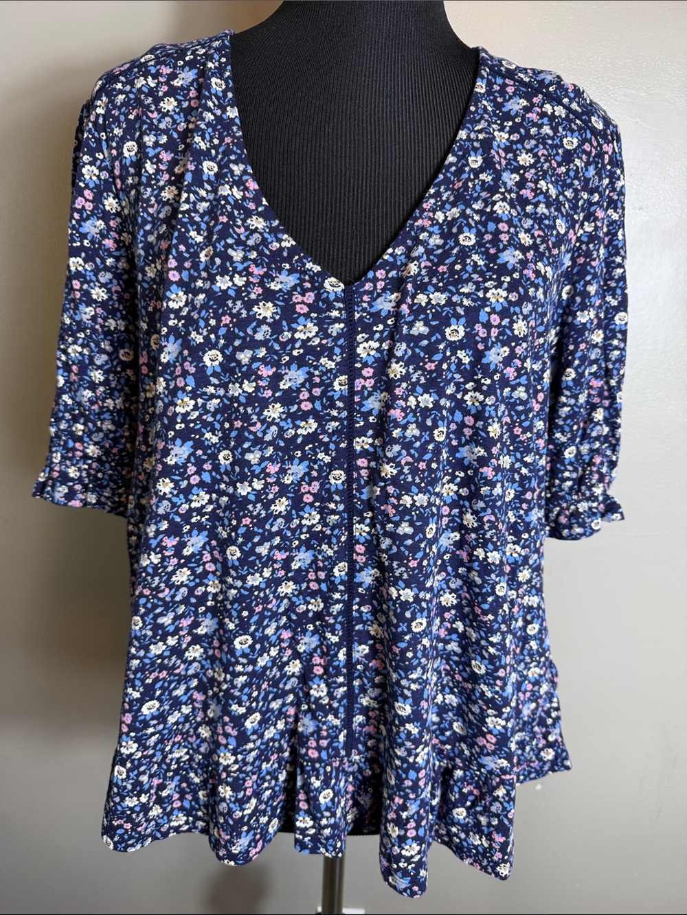 Lucky Brand Floral V-Neck Top Navy Blue Ruffle Hem Elastic Ruffle Short Sleeves